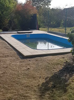 Bazén s dokončeným lemem a okolní plochou