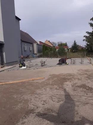 Příprava plochy pro dlažbu před domem