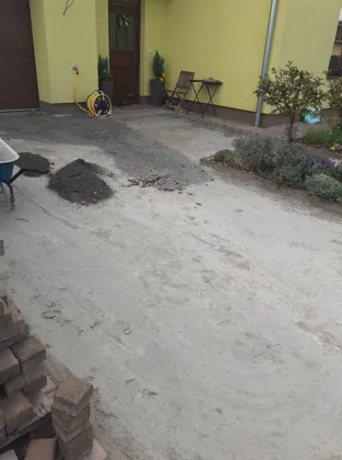 Srovnání podkladu u vstupu do domu